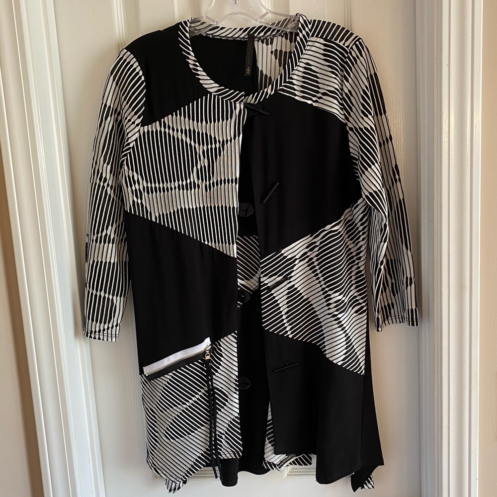 IC by Connie-K Black & White Geometric Lagenlook Top